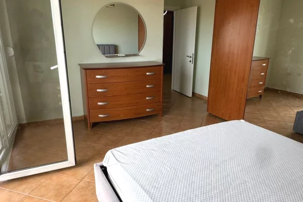 Shtepi me qera Apartament ne Tirane, 2+1, Mobilimi E mobiluar, Pagesa 80,000  Leke.