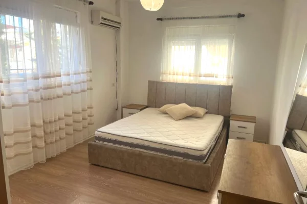 Shtepi me qera Apartament ne Tirane, 3+1, Mobilimi E mobiluar, Pagesa 60,000  Leke.