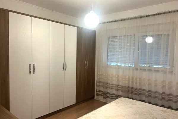 Shtepi me qera Apartament ne Tirane, 3+1, Mobilimi E mobiluar, Pagesa 60,000  Leke.