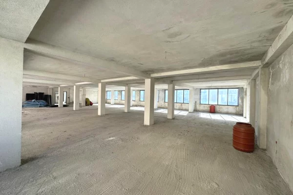 Ambient biznesi me qera 3+1 ne Tirane - 150,000 Leke