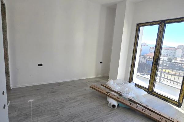 Shtepi me qera Apartament ne Tirane, 2+1, Mobilimi Bosh, pa mobiluar, Pagesa 1,000  Euro.