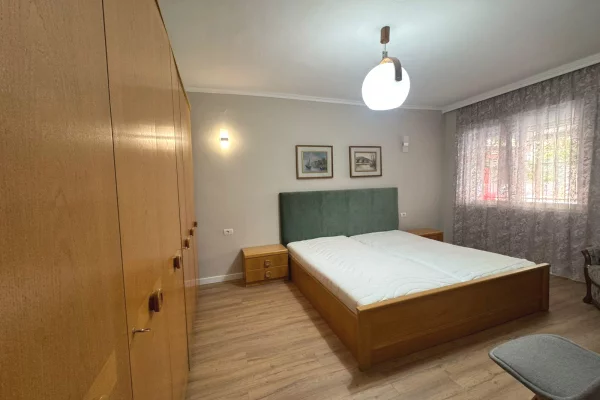Shtepi me qera Apartament ne Tirane, 2+1, Mobilimi E mobiluar, Pagesa 800  Euro.