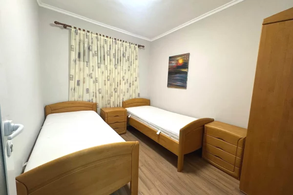 Shtepi me qera Apartament ne Tirane, 2+1, Mobilimi E mobiluar, Pagesa 800  Euro.