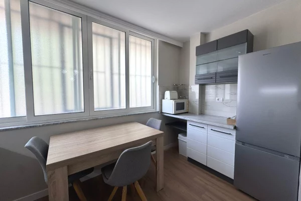 Shtepi me qera Apartament ne Tirane, 2+1, Mobilimi E mobiluar, Pagesa 800  Euro.