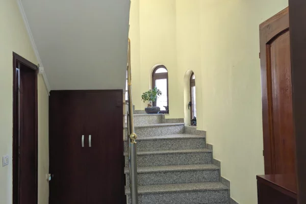 Shtepi ne shitje Vila Luksoze ne Tirane, 6+1, Mobilimi E mobiluar, Pagesa 520,000  Euro.