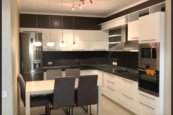 Shtepi me qera Apartament ne Tirane, 3+1, Mobilimi E mobiluar, Pagesa 85,000  Leke.