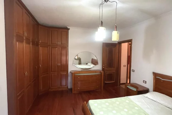 Shtepi me qera Apartament ne Tirane, 2+1, Mobilimi E mobiluar, Pagesa 1,100  Euro.