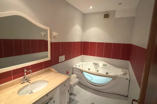 Shtepi me qera Apartament ne Tirane, 2+1, Mobilimi E mobiluar, Pagesa 1,100  Euro.