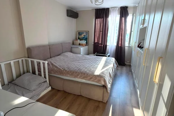 Jepet me qera Apatament 1+1 tek Komuna e Parisit