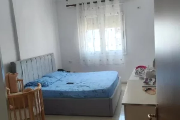 Shtepi ne shitje Apartament ne Tirane, 2+1, Mobilimi E mobiluar, Pagesa 173,000  Euro.