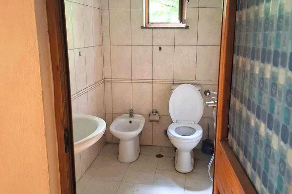 Shtepi ne shitje Apartament ne Tirane, 4+1, Mobilimi Bosh, pa mobiluar, Pagesa 245,000  Euro.