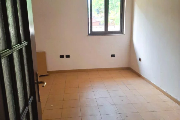 Shtepi ne shitje Apartament ne Tirane, 4+1, Mobilimi Bosh, pa mobiluar, Pagesa 245,000  Euro.
