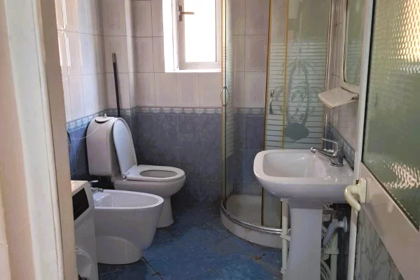 Shtepi ne shitje Apartament ne Tirane, 4+1, Mobilimi Bosh, pa mobiluar, Pagesa 245,000  Euro.