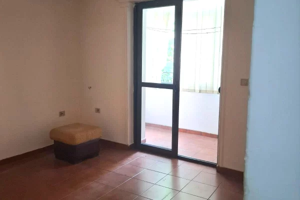 Shtepi ne shitje Apartament ne Tirane, 4+1, Mobilimi Bosh, pa mobiluar, Pagesa 245,000  Euro.