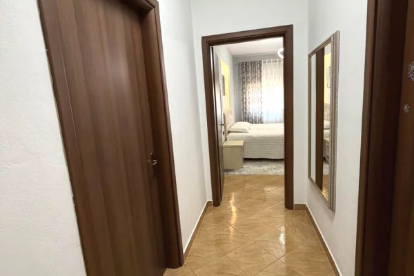 Shtepi me qera Apartament ne Tirane, 2+1, Mobilimi E mobiluar, Pagesa 58,000  Leke.