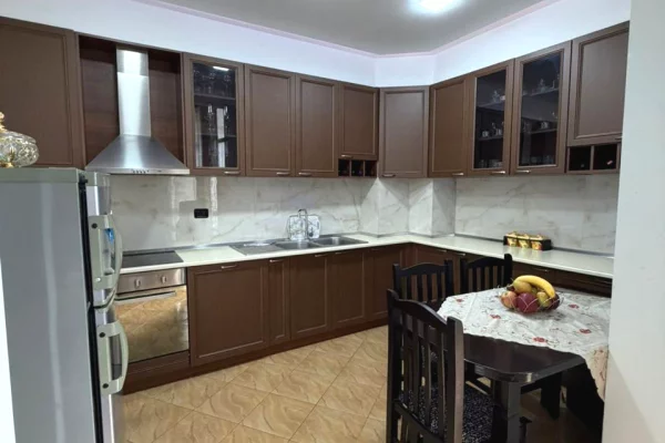 Shtepi me qera Apartament ne Tirane, 2+1, Mobilimi E mobiluar, Pagesa 58,000  Leke.