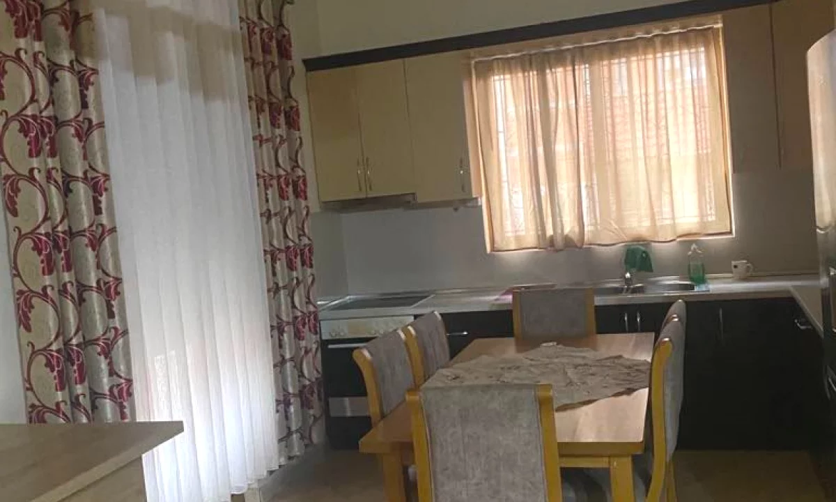 Shtepi me qera Shtepi Private ne Tirane, 3+1, Mobilimi E mobiluar, Pagesa 50,000  Leke.