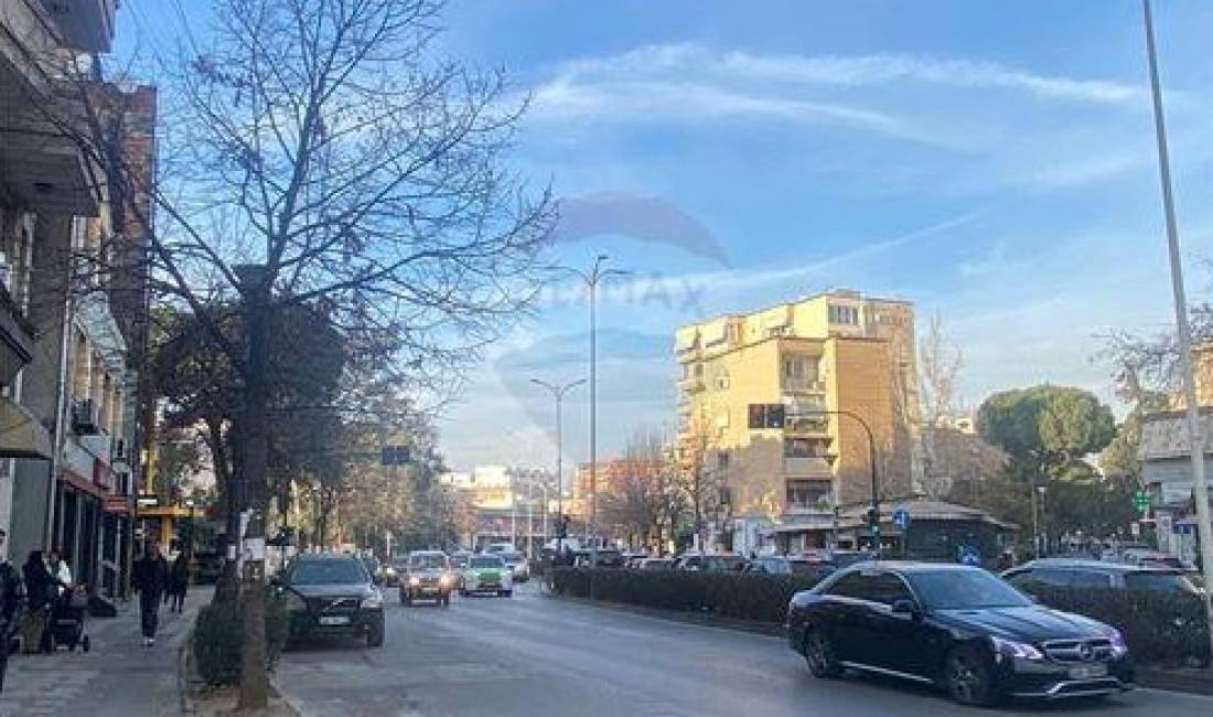 SHITET AMBIENT KOMERCIAL BUZE RRUGES KRYESORE!