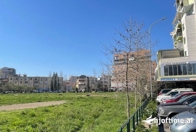 Ambiente Commerciale in Affitto 1+1 a Tirana - 2,200 Euro