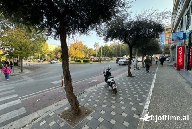 Shitet dyqan tek Garda 