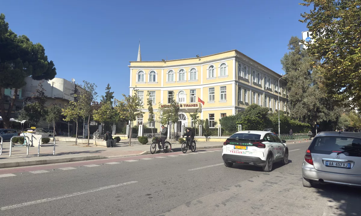 Shitet , Ambient Biznesi , Rruga e Dibres, te Medrese se Tiranes