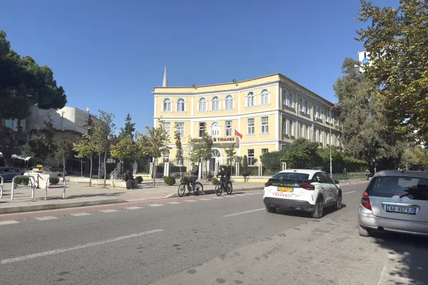 Shitet , Ambient Biznesi , Rruga e Dibrës, te Medresë së Tiranës