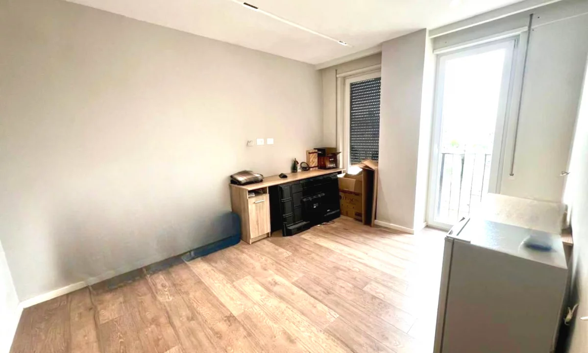 Shtepi ne shitje Apartament ne Tirane, 3+1, Mobilimi Bosh, pa mobiluar, Pagesa 300,000  Euro.