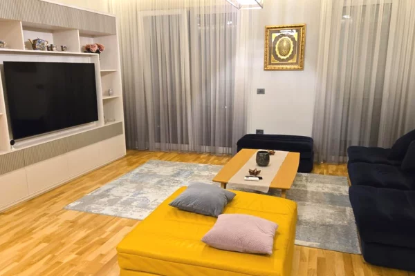 Shtepi me qera Apartament ne Tirane, 2+1, Mobilimi E mobiluar, Pagesa 2,000  Euro.