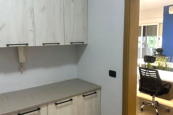 🏢 Zyre me Qira – Bllok, Tirane