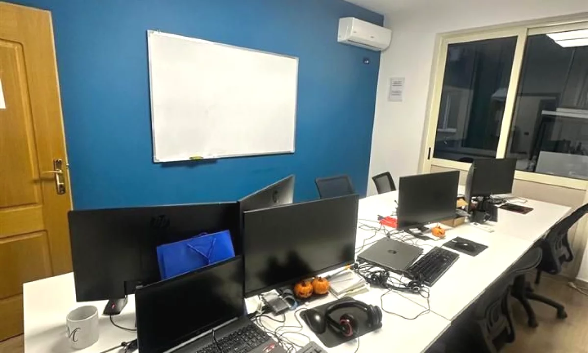 🏢 Zyre me Qira 4 Ambiente Pune – Bllok, Tirane