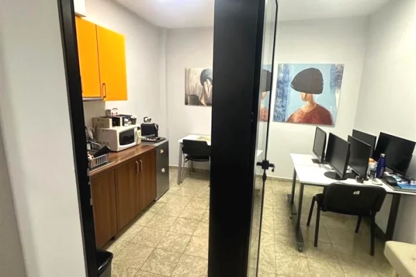 Business Property for Rent 3+1 in Tirana - 250,000 Leke