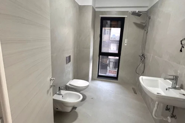 🏢 Ambiente per Zyra me Qira – Myslym Shyr 📍