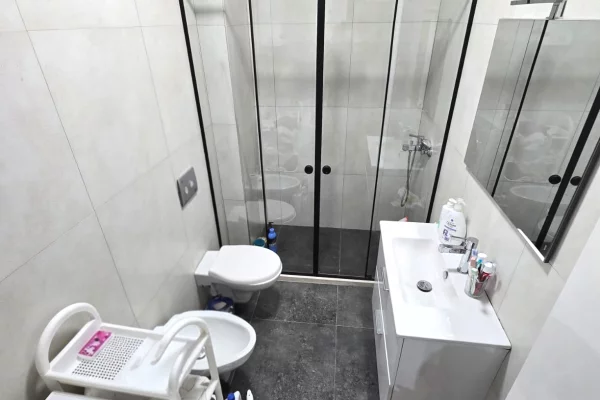 Shtepi ne shitje Apartament ne Tirane, 1+1, Mobilimi E mobiluar, Pagesa 138,000  Euro.