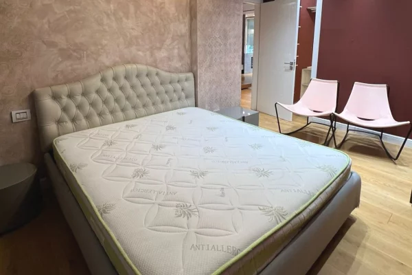 Shtepi me qera Apartament ne Tirane, 3+1, Mobilimi E mobiluar, Pagesa 2,000  Euro.