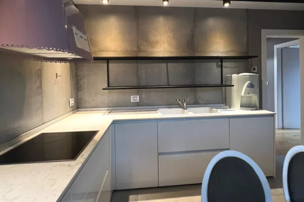 Shtepi me qera Apartament ne Tirane, 3+1, Mobilimi E mobiluar, Pagesa 2,000  Euro.