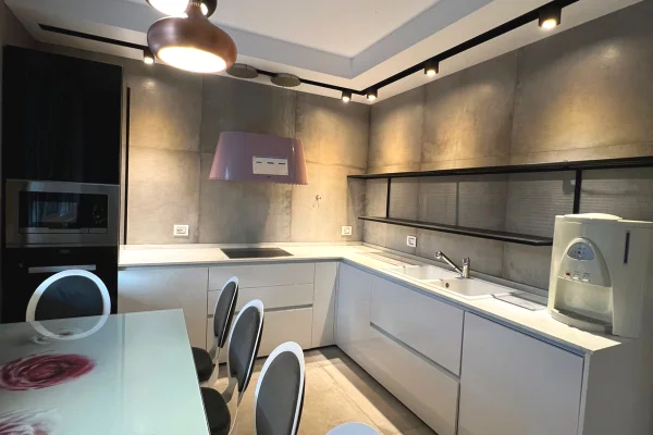 Shtepi me qera Apartament ne Tirane, 3+1, Mobilimi E mobiluar, Pagesa 2,000  Euro.
