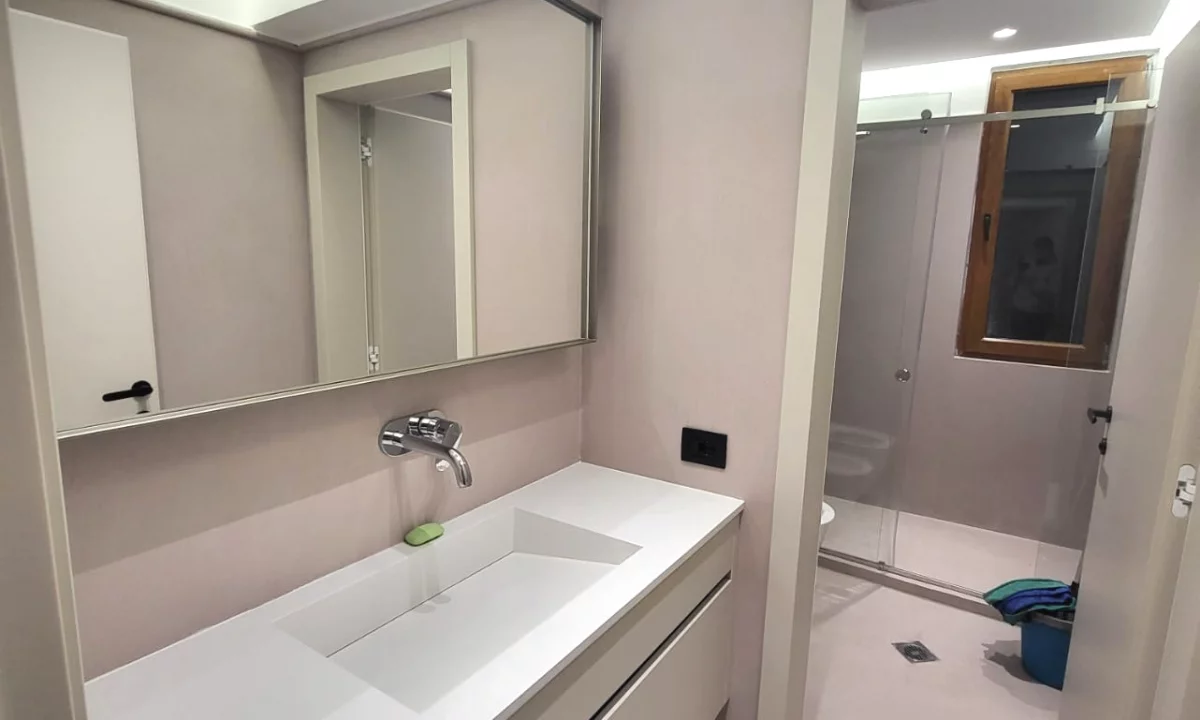 Shtepi me qera Duplex(shtepi me 2 kate) ne Tirane, 3+1, Mobilimi E mobiluar, Pagesa 2,000  Euro.