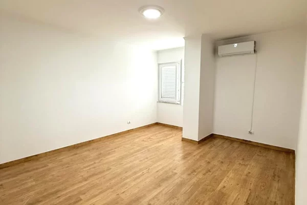 Shtepi me qera Apartament ne Tirane, 2+1, Mobilimi Pjeserisht e mobiluar, Pagesa 1,000  Euro.