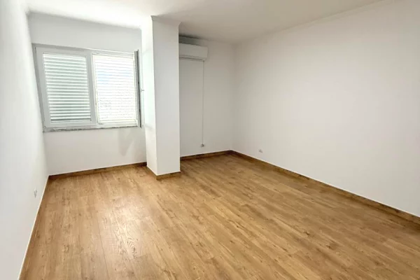 Shtepi me qera Apartament ne Tirane, 2+1, Mobilimi Pjeserisht e mobiluar, Pagesa 1,000  Euro.