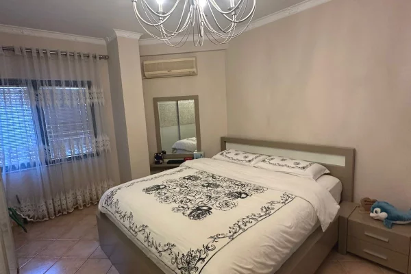 Shtepi ne shitje Apartament ne Tirane, 2+1, Mobilimi E mobiluar, Pagesa 235,000  Euro.