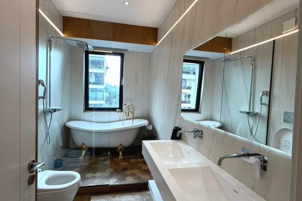 Shtepi ne shitje Apartament ne Tirane, 2+1, Mobilimi E mobiluar, Pagesa 169,000  Euro.