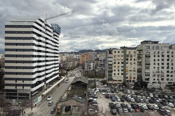 Shtepi ne shitje Apartament ne Tirane, 2+1, Mobilimi Bosh, pa mobiluar, Pagesa 278,500  Euro.