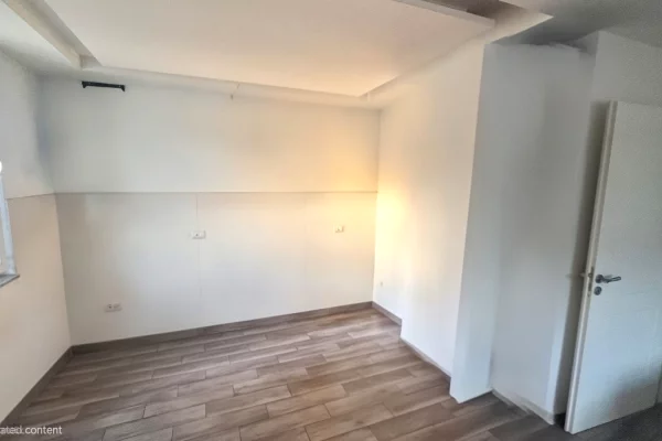 Shtepi ne shitje Apartament ne Tirane, 2+1, Mobilimi Bosh, pa mobiluar, Pagesa 165,200  Euro.