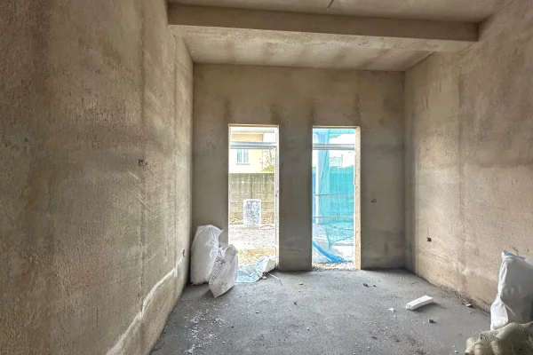 Shtepi ne shitje Apartament ne Tirane, 2+1, Mobilimi Bosh, pa mobiluar, Pagesa 112,000  Euro.