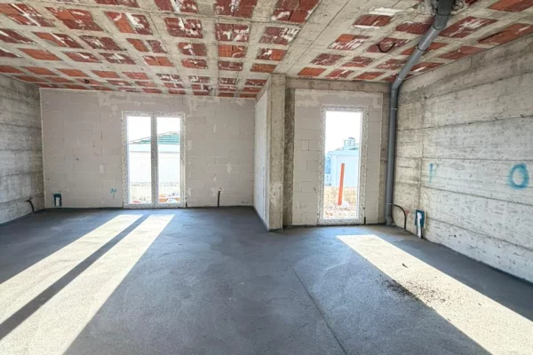 Shtepi ne shitje Vila Luksoze ne Tirane, 3+1, Mobilimi Bosh, pa mobiluar, Pagesa 700,000  Euro.