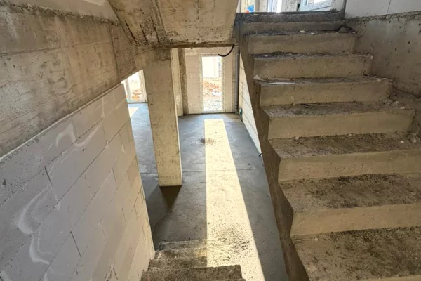 Shtepi ne shitje Vila Luksoze ne Tirane, 3+1, Mobilimi Bosh, pa mobiluar, Pagesa 700,000  Euro.