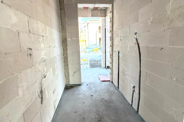 Shtepi ne shitje Vila Luksoze ne Tirane, 3+1, Mobilimi Bosh, pa mobiluar, Pagesa 700,000  Euro.