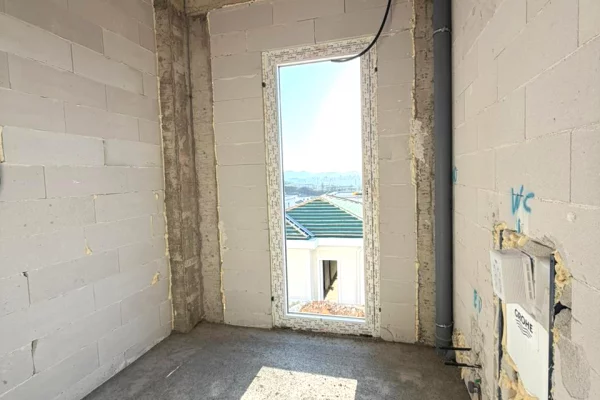 Shtepi ne shitje Vila Luksoze ne Tirane, 3+1, Mobilimi Bosh, pa mobiluar, Pagesa 700,000  Euro.