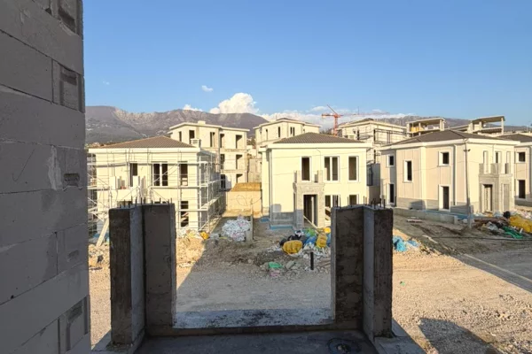 Shtepi ne shitje Vila Luksoze ne Tirane, 3+1, Mobilimi Bosh, pa mobiluar, Pagesa 700,000  Euro.