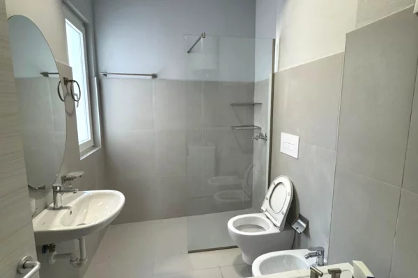Shtepi me qera Apartament ne Tirane, 2+1, Mobilimi E mobiluar, Pagesa 75,000  Leke.